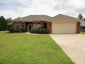 Building Photo - 104 Quiet Pine Cir