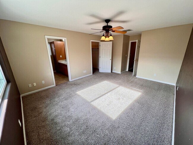 Building Photo - $2,295 Fowler & Ashlan, 4 bedroom - E Hamp...