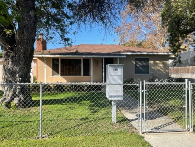 Building Photo - 3 bdr 2 bath Home on Huge lot.