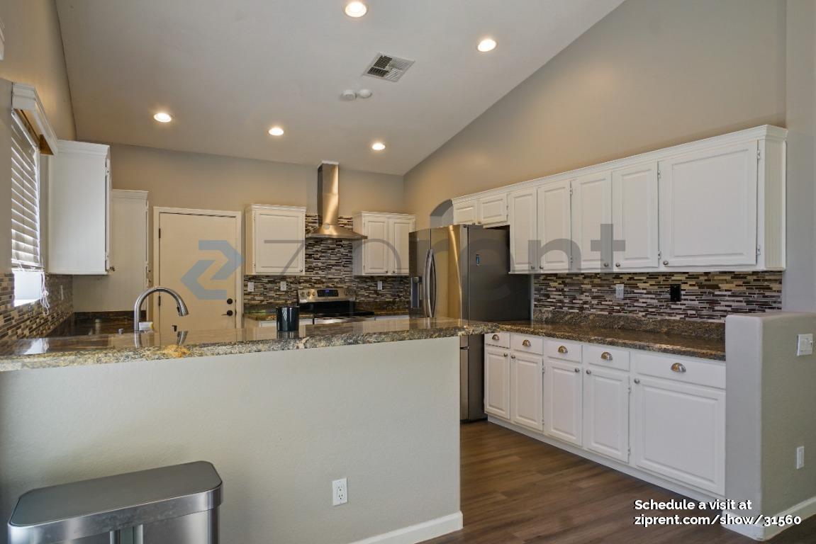 Building Photo - 5636 E Paradise Ln