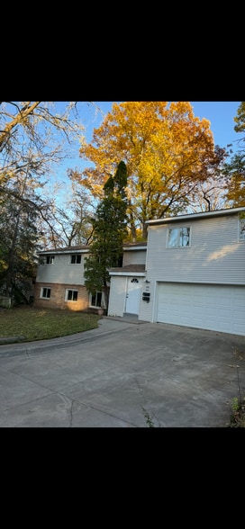 Building Photo - 573 Maple Sq