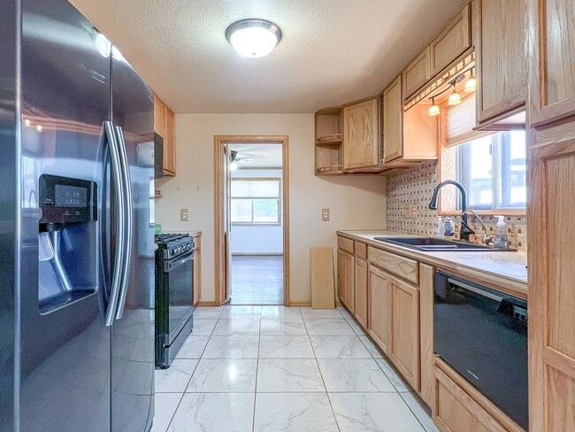 Building Photo - Spacious 3 bedroom 2 bath with Solar Panels