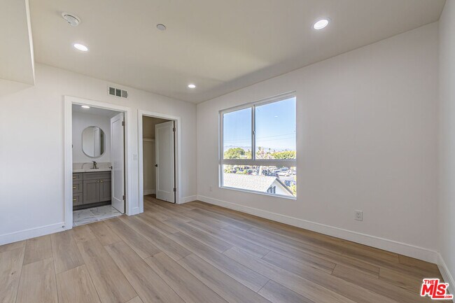 Building Photo - 5438 Romaine St