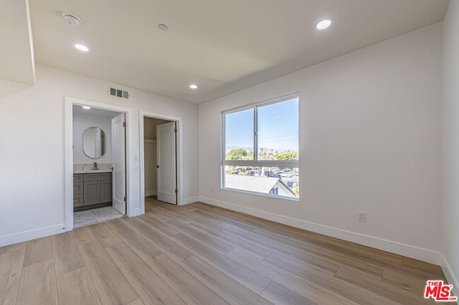 Building Photo - 6021 1/2 Romaine St