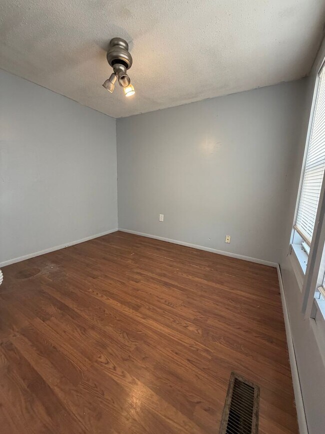 Building Photo - 3 bed | 1 bath Home for Rent in Granite City