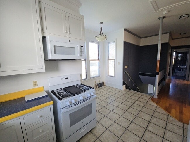 Building Photo - Distinctive Alton home offers charming living opportunity!