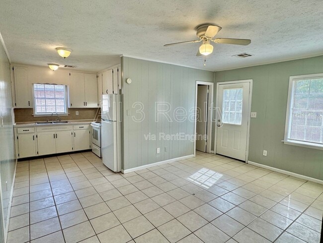 Building Photo - 3022 Montwood Dr