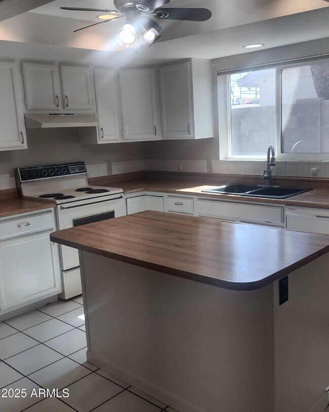 Building Photo - 2326 W Estrella Dr