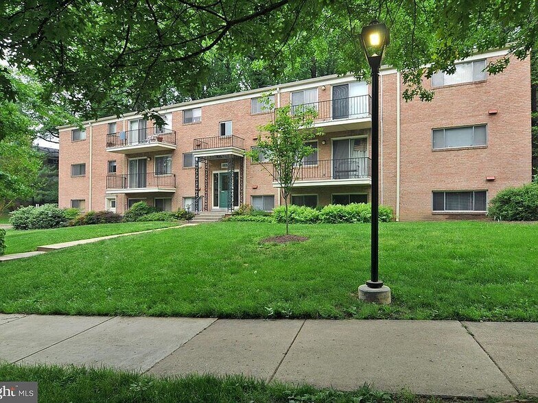 Building Photo - 10618 Kenilworth Ave