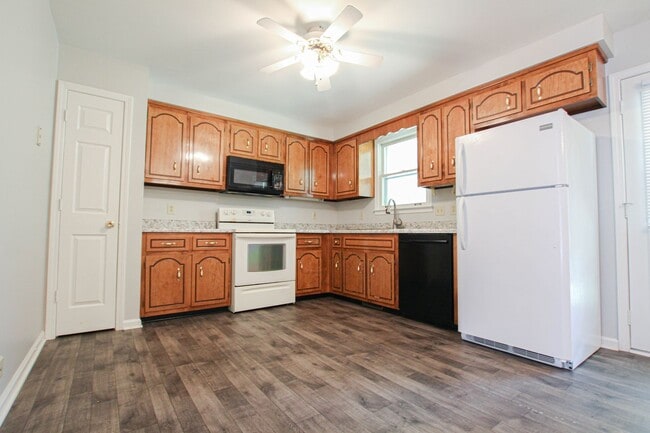 Building Photo - Pet Friendly Three Bedroom with Unfinished Basement!