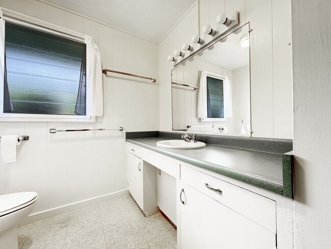 Building Photo - Small Dog Friendly Palolo House