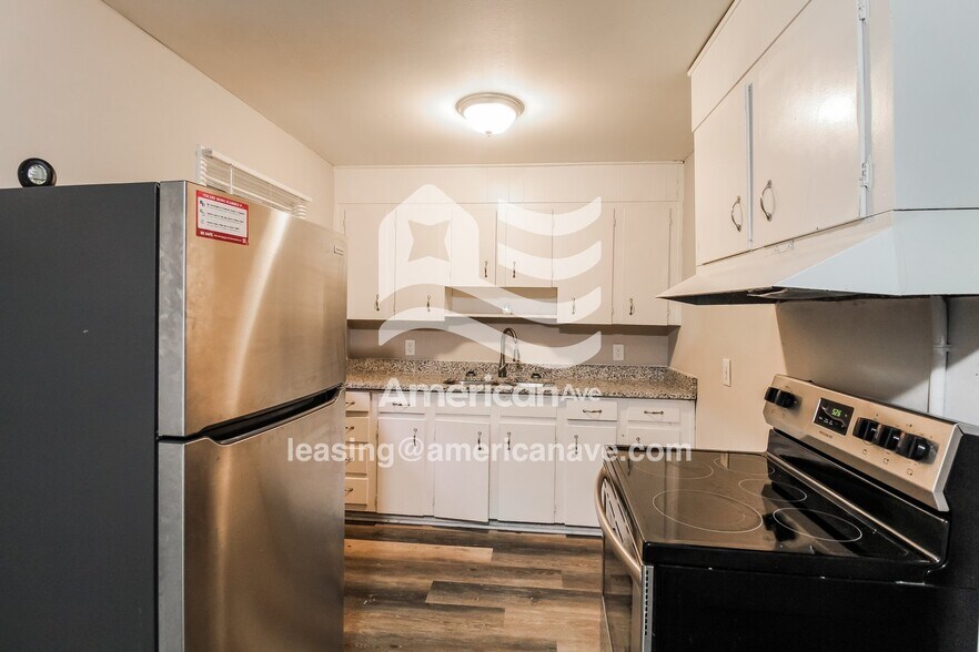 Building Photo - 2570 Greenleaf Dr