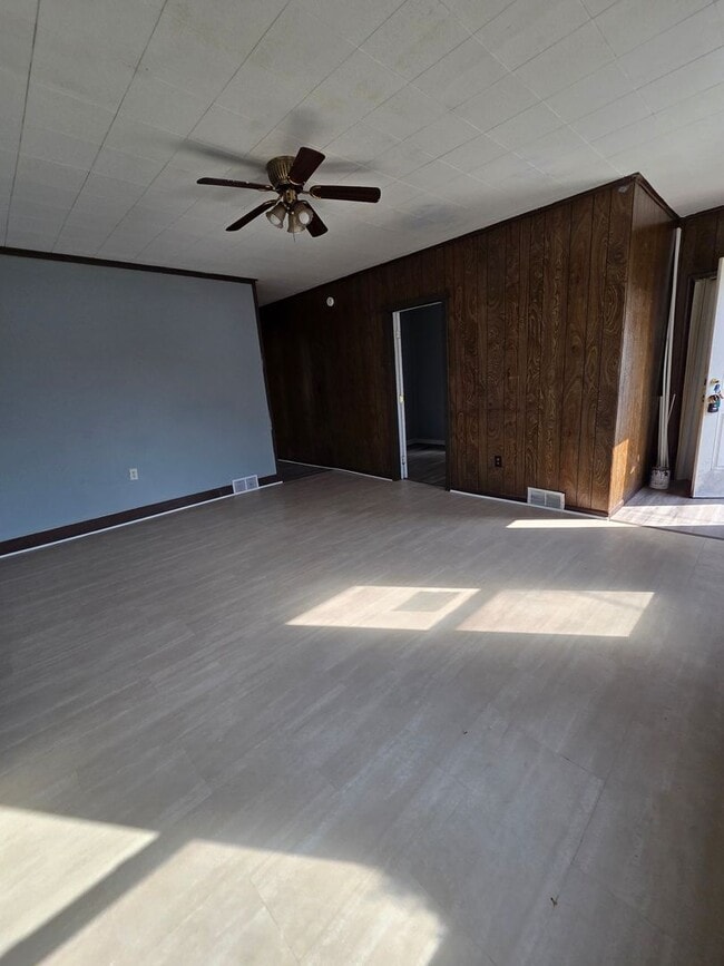 Building Photo - 612 E 14th St