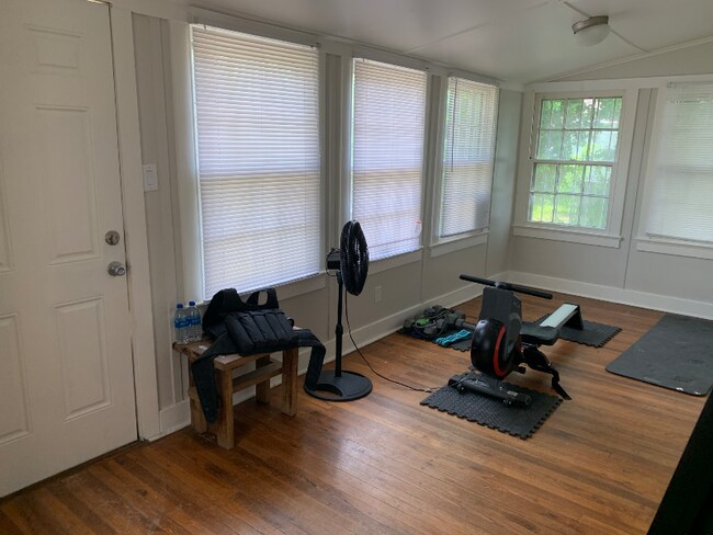 Building Photo - 614 W Lee Ave