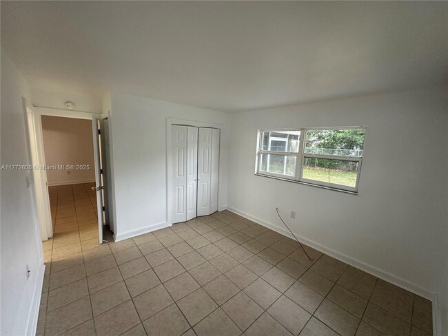 Building Photo - 318 Tarpon Dr
