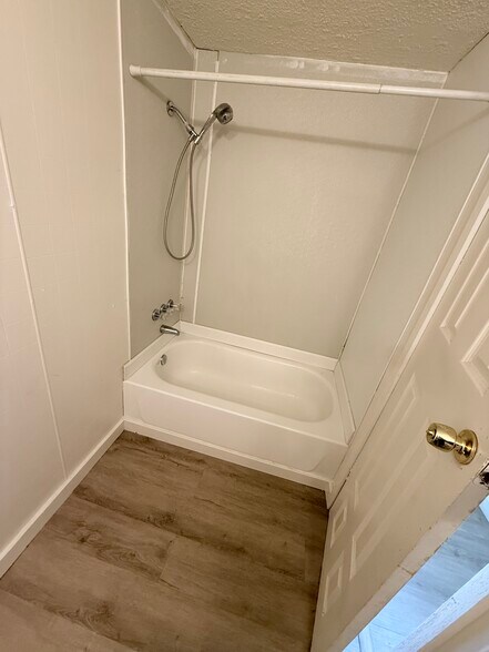 Building Photo - 215 Weeks Rd