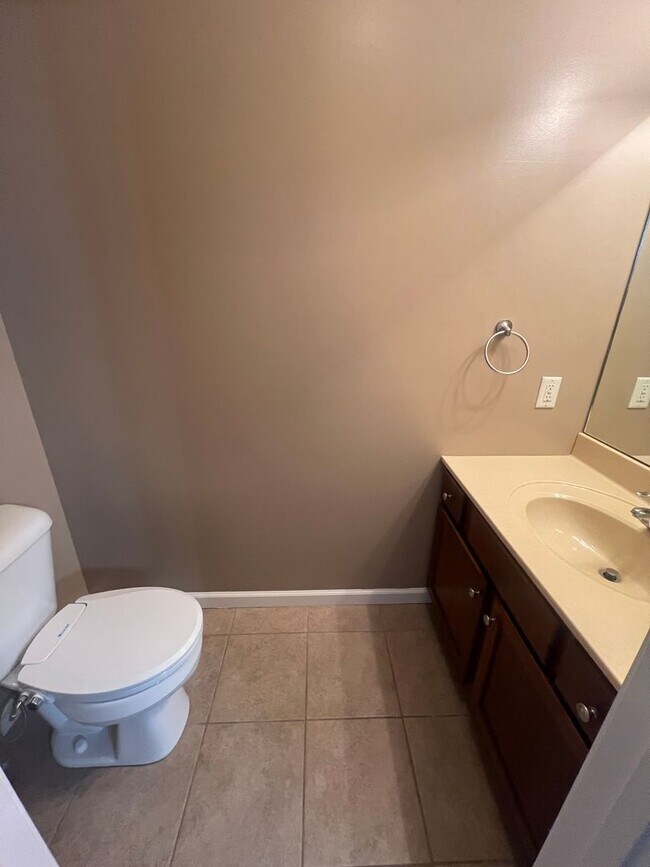 Building Photo - Beautiful 2 Bedroom 2.5 Bath Condo With Loft Space!