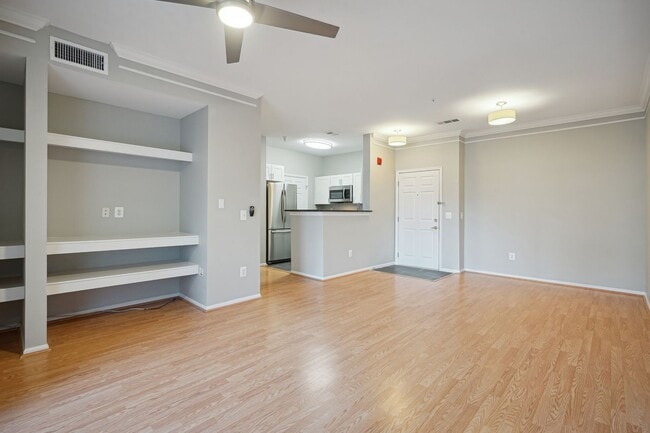 Building Photo - Updated 1br in control access building in Gates of Mclean.