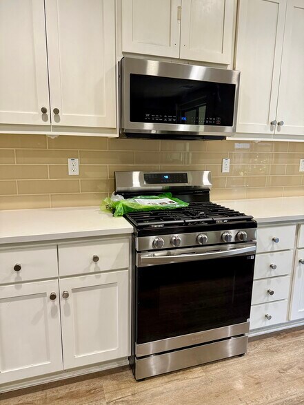 NEW GAS RANGE - 27 Rogers Ln