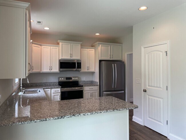 Building Photo - Like new home on cul-de-sac lot with 3 bed...