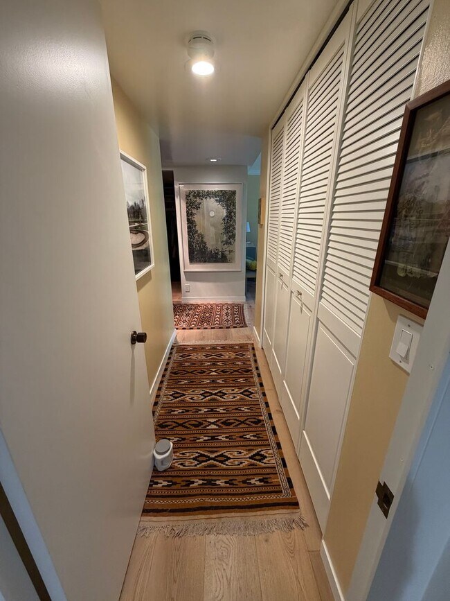 Building Photo - 3 bedroom | 2 bathroom | 4th floor condo in East Sacramento