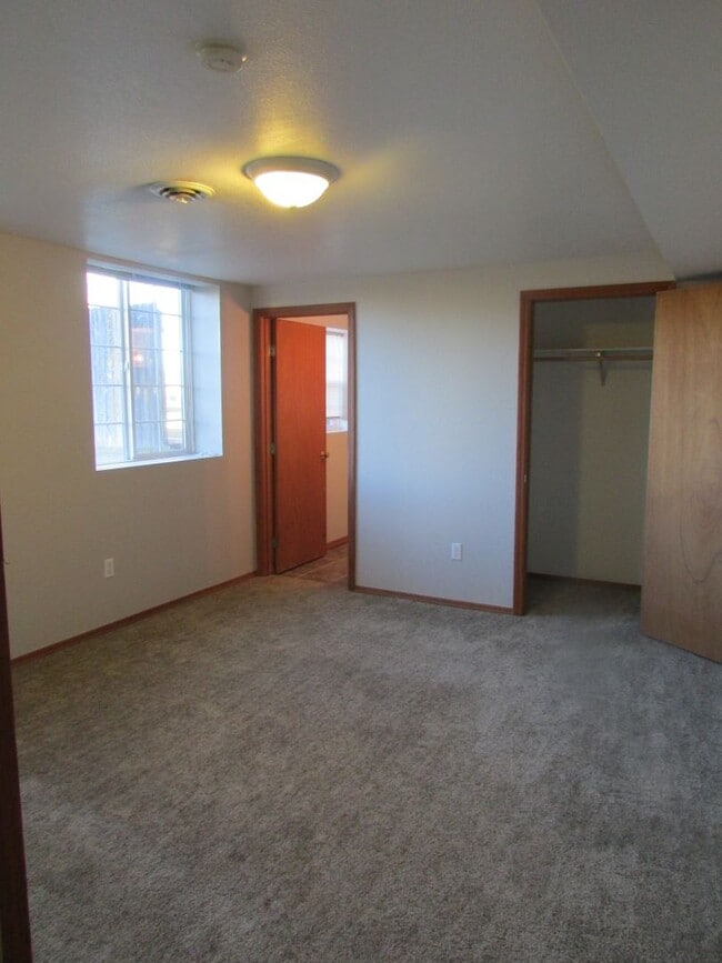 Building Photo - 510 S Circle Dr