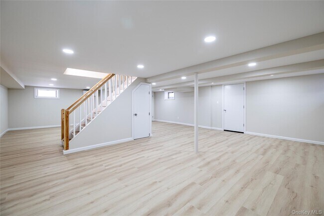 Building Photo - 3883 Franklin Ave