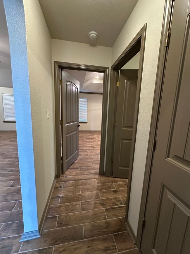 Building Photo - $2,200.00 Move-in-Special