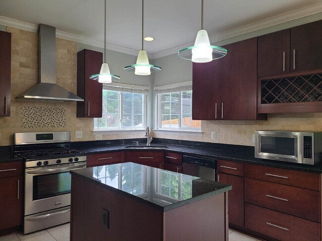 Building Photo - Gorgeous 6 BR Home, Convenient to Quantico & Commuting