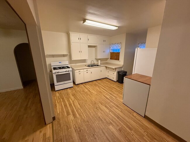 Building Photo - 355 N Cheyenne St