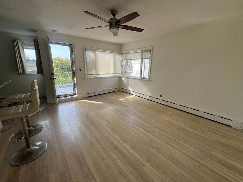 Living Room - 411 W Park Ave