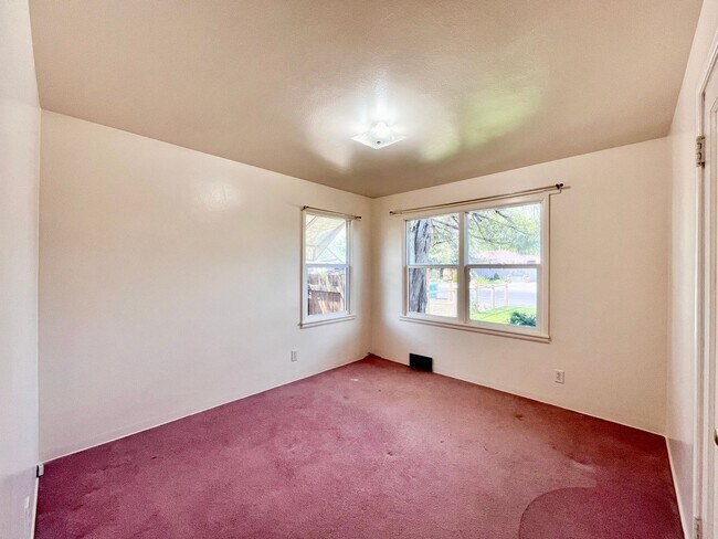 Building Photo - Cozy 2 bed 1 bath Home with Fenced Yard!