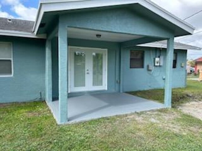 Building Photo - Beautifully renovated 3/2 home in Greenacres!