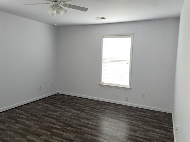 Building Photo - 2 BED, 2 BATH CONDO LOCATED IN GREENSBORO! LAST MONTH'S RENT FREE IF YEAR LEASE IS COMPLETED!