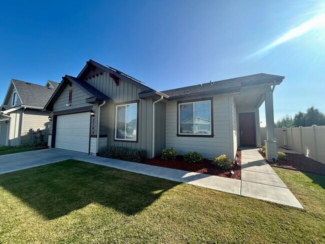 Building Photo - Luxury 3 Bedroom, 2 Bath Home with Granite Kitchen & Fenced Yard