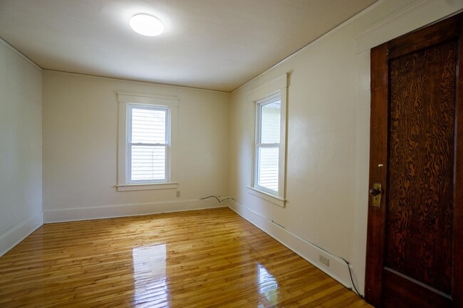 Building Photo - Available 8/1/26 - Spacious Three Floor Si...