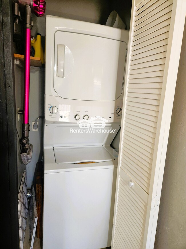 Building Photo - 6020 Carmen Blvd