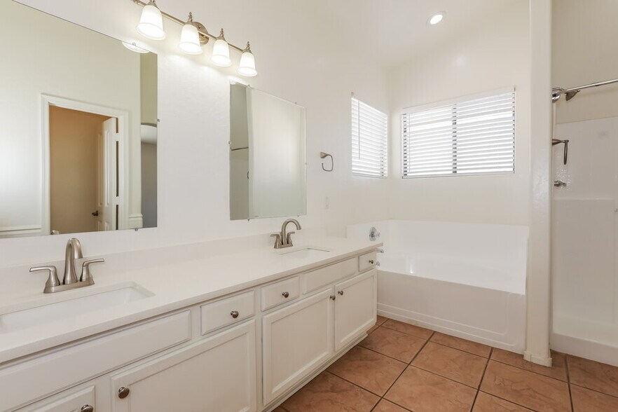 Building Photo - 125 N 22nd Pl