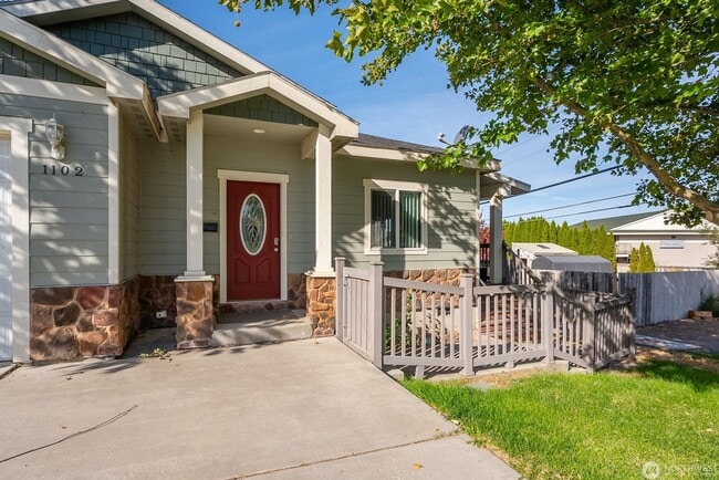 Building Photo - 3 Bed 2 Bath one story home