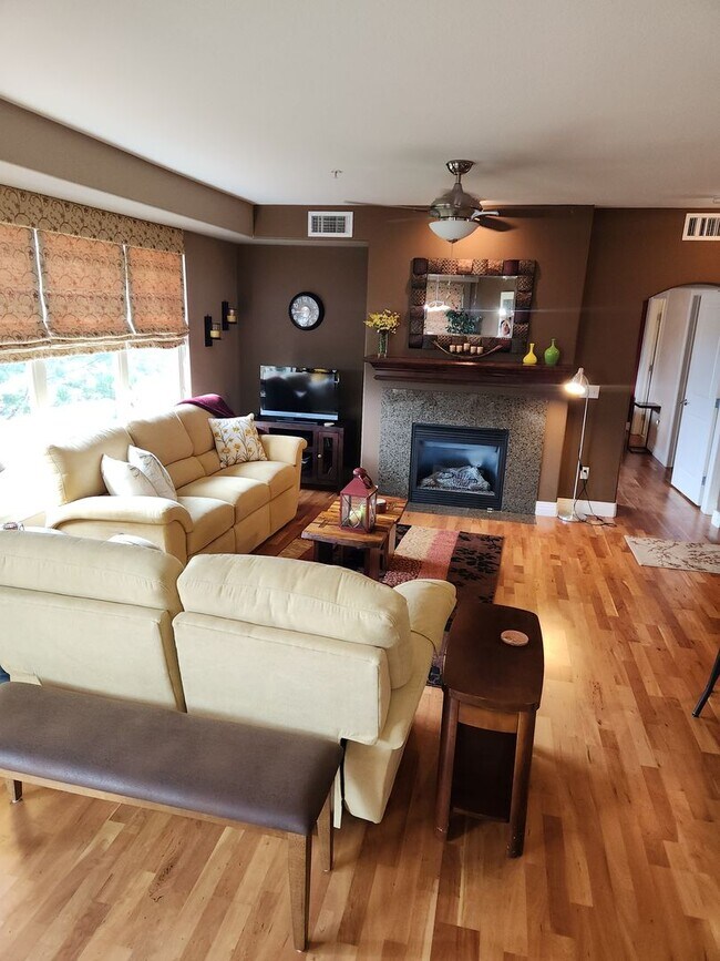 Building Photo - LOCATION, FULLY FURNISHED and LUXURY! Cher...
