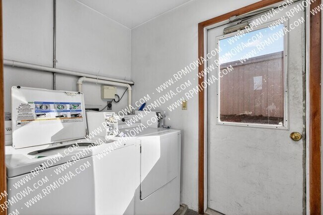 Building Photo - 312 E 5th St