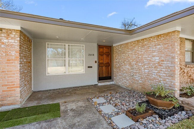 Building Photo - 2018 Woodvine Dr