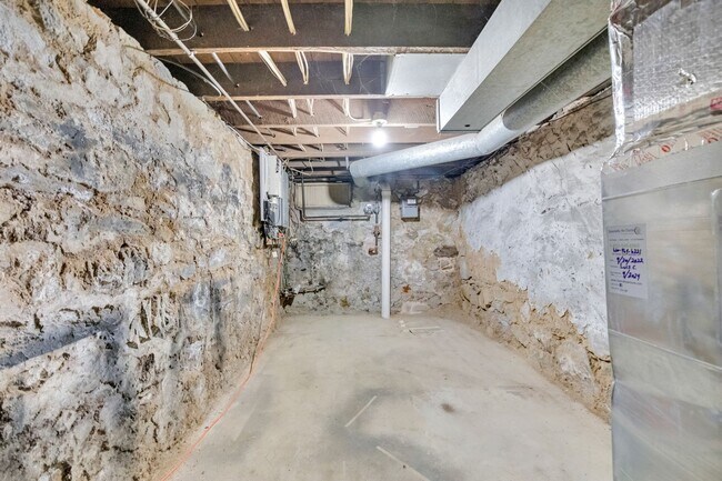 Building Photo - 212 N Peach St