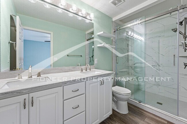 Building Photo - Stunning Home with Washer/Dryer and Central AC