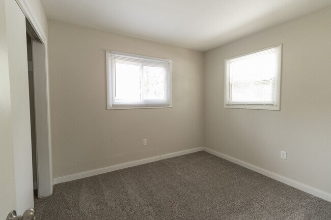 Building Photo - 1027 Southpark Dr