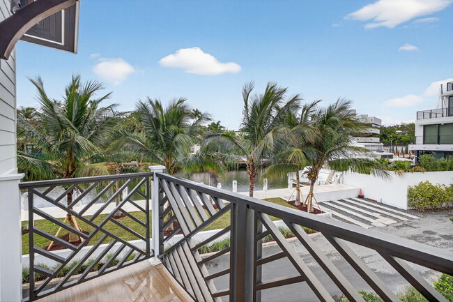 Building Photo - 400 Mola Ave