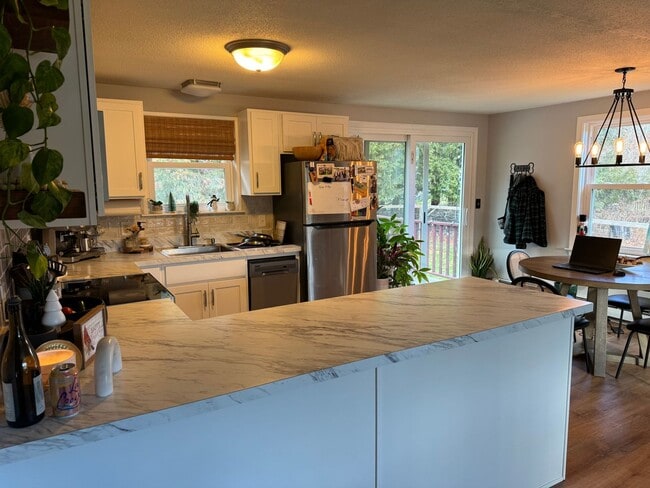 Building Photo - Charming 2 Bed, 1.5 Bath Raised Ranch (CUR...
