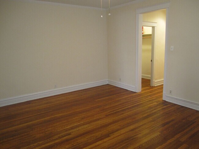 Interior Photo - 5440-42 N Winthrop Ave