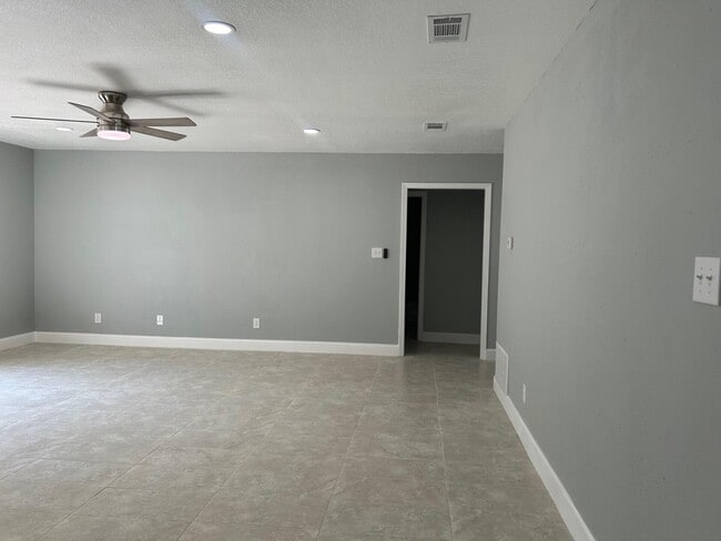 Building Photo - 7923 Oak Forest Dr