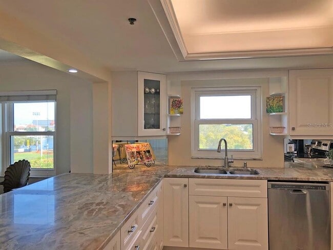 Building Photo - 160 Columbia Dr